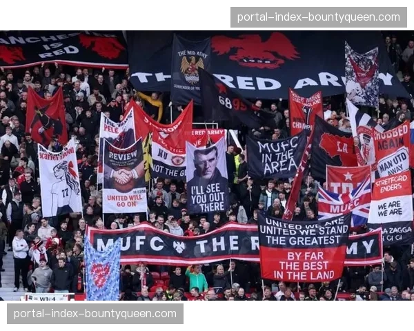 特写：看台上，一位老球迷高举已故亲友的季票纪念